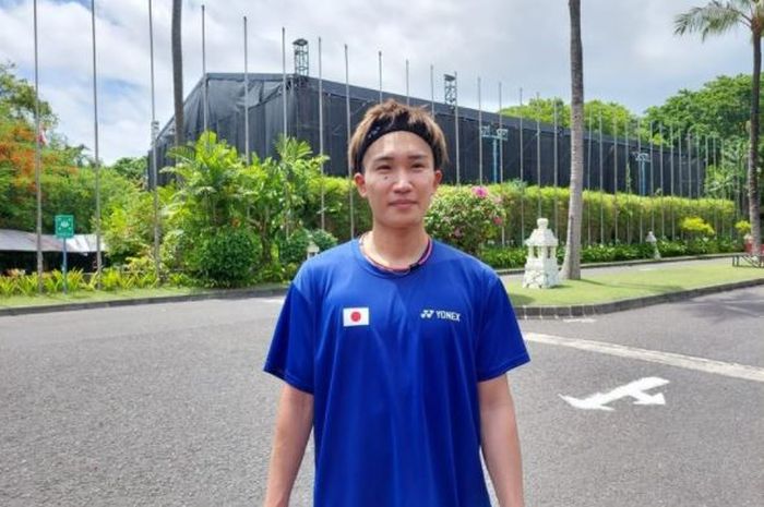 Pebulu tangkis tunggal putra Jepang, Kento Momota, usai diwawancarai media di Westin Resort, Sabtu (13/11/2021). 