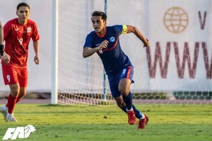 Kapten Timnas Singapura, Shahdan Sulaiman, dalam pertandingan uji coba melawan Kirgistan di Stadion Al Hamriya Sports Club, Dubai, Kamis (11/11/2021).