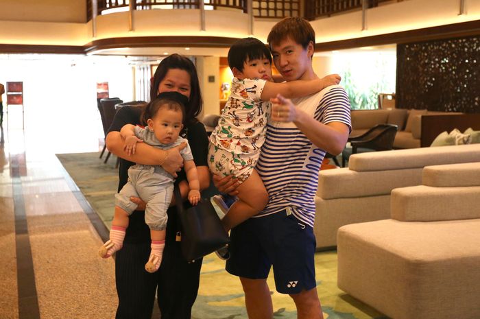 Pebulu tangkis ganda putra Indonesia, Marcus Fernaldi Gideon, berfoto dengan sang istri dan kedua anaknya di area hotel Westin Resort, Nusa Dua, Bali.