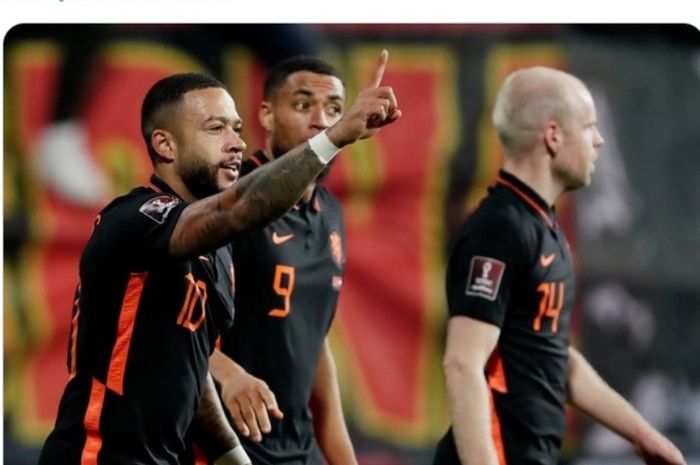 Selebrasi penyerang Belanda, Memphis Depay, usai menjebol gawang Montenegro.