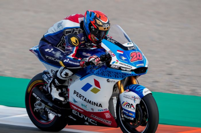 Pembalap wild card Indonesia, Dimas Ekky Pratama, saat tampil mewakili Pertamina Mandalika SAG Team di sesi latihan bebas ketiga (free practice/FP3) Moto2 Valencia 2021, Sabtu (13/11/2021).