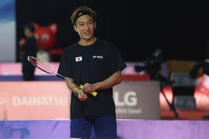 Pebulu tangkis tunggal putra Jepang, Kento Momota, saat menjalani latihan di lapangan pertandingan untuk Indonesia Masters 2021.