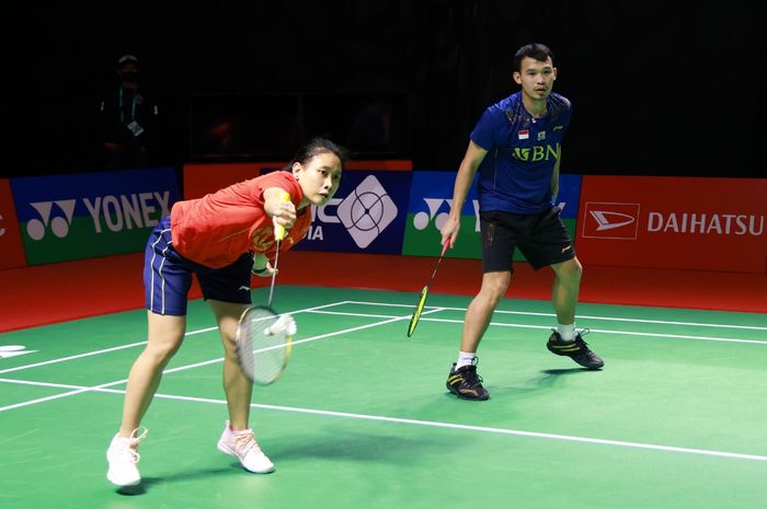 Pasangan ganda campuran Indonesia, Rinov Rivaldy/Pitha Haningtyas Mentari, menjalani latihan menjelang Indonesia Masters 2021 di The Westin Resort, Nusa Dua, Bali.