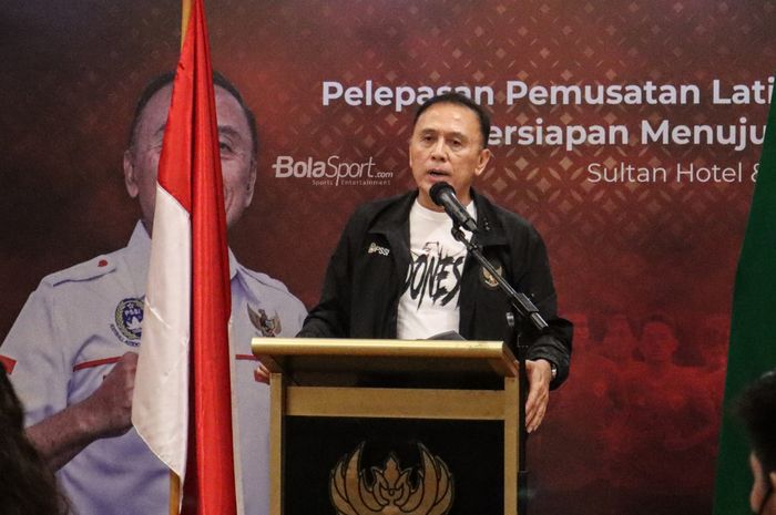 Ketua Umum PSSI, Mochamad Iriawan, sedang memberikan sambutan dalam acara pelepasan timnas U-18 Indonesia ke Turki di Hotel Sultan, Senayan, Jakarta, 15 November 2021.