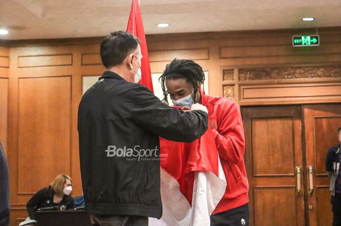 Pemain timnas U-18 Indonesia, Ronaldo Kwateh (kanan), nampak sedang mencium bendera merah putih atau bendera Indonesia  di Hotel Sultan, Senayan, Jakarta, 15 November 2021.