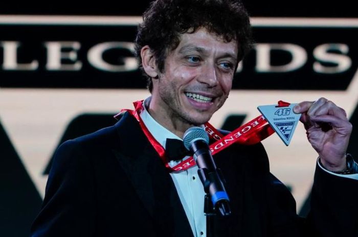 Valentino Rossi memamerkan medali legendanya usai diperkenalkan sebagai pembalap yang masuk MotoGP Hall of Fame pada tahun 2021.