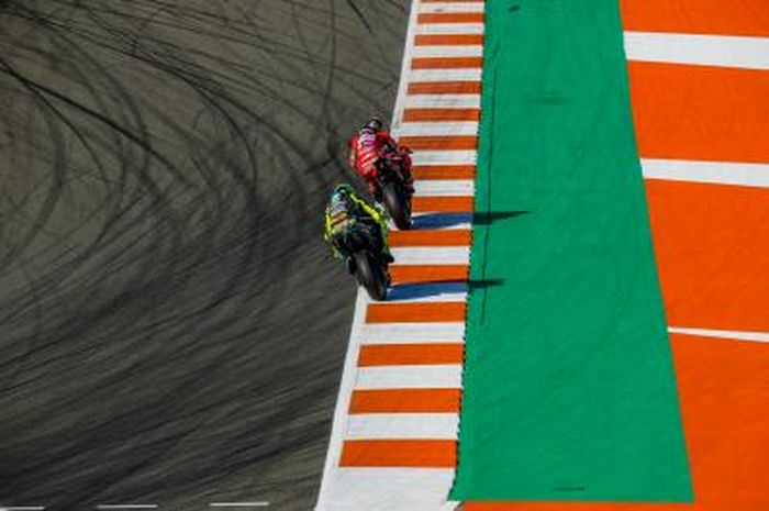 Pembalap Ducati, Francesco Bagnaia (depan), dan Valentino Rossi, menjalani kualifikasi GP Valencia di Sirkuit Ricardo Tormo, Sabtu (13/11/2021).