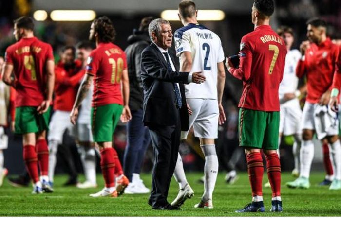 Pelatih timnas Portugal, Fernando Santos, menghampiri Cristiano Ronaldo seusai laga Grup A Kualifikasi Piala Dunia 2022 Zona Eropa kontra timnas Serbia di Stadion do SL Benfica, Minggu (14/11/2021).