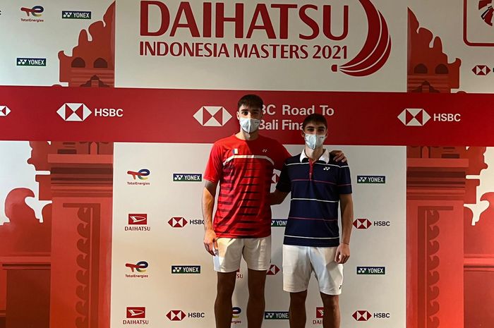 Pasangan ganda putra asal Prancis, Christo Popov/Toma Junior Popov sedang foto bersama jelang turnamen Indonesia Masters 2021 yang digelar di Bali International Convention Centre &amp; Westin Resort, Nusa Dua, Bali,  mulai dari 16-21 November 2021.  