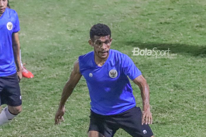 Ricky Kambuaya nampak sedang mengikuti pemusatan latihan timnas Indonesia di Lapangan B, Senayan, Jakarta, 9 November 2021.