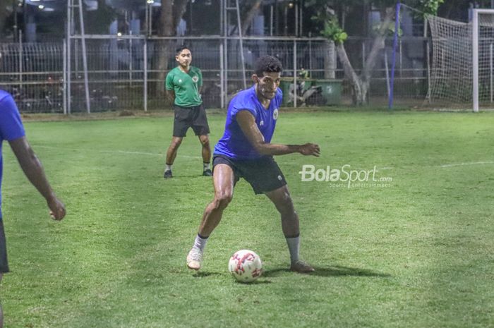 Ricky Kambuaya sedang menguasai bola dalam pemusatan latihan timnas Indonesia di Lapangan B, Senayan, Jakarta, 9 November 2021.