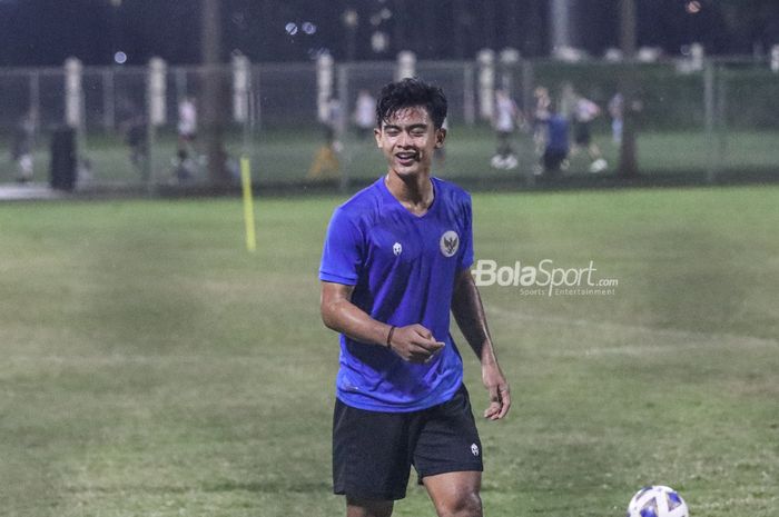 Pratama Arhan nampak turut ikut dalam pemusatan latihan timnas Indonesia di Lapangan B, Senayan, Jakarta, 9 November 2021.