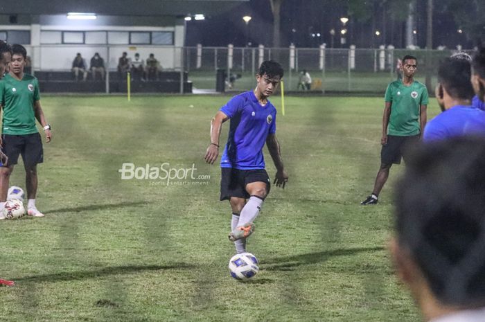 Pratama Arhan sedang menendang bola dalam pemusatan latihan timnas Indonesia di Lapangan B, Senayan, Jakarta, 9 November 2021.