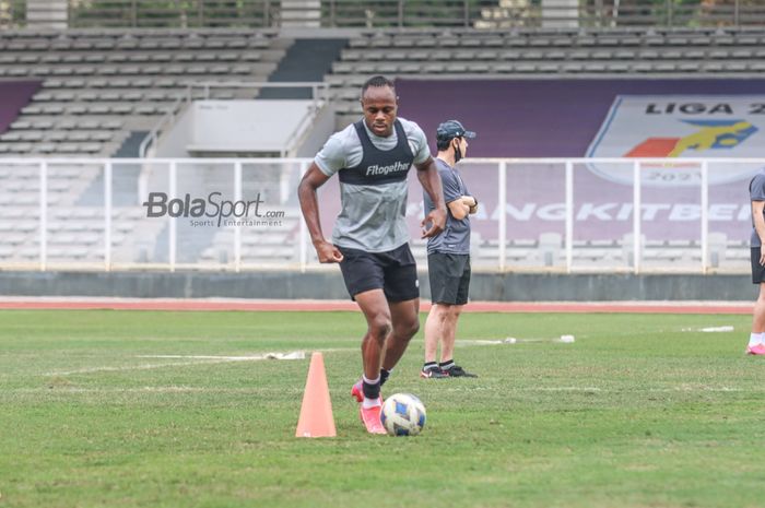 Victor Igbonefo sedang menguasai bola dalam pemusatan latihan timnas Indonesia di Stadion Madya, Senayan, Jakarta, 10 November 2021.