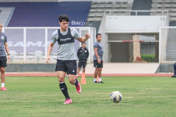 Alfeandra Dewangga sedang menguasai bola dalam pemusatan latihan timnas Indonesia di Stadion Madya, Senayan, Jakarta, 10 November 2021.