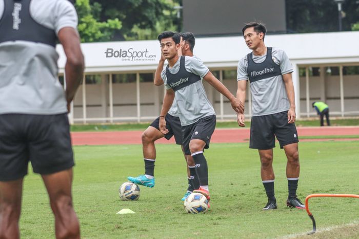 Pratama Arhan (tengah) sedang menguasai bola dalam pemusatan latihan timnas Indonesia di Stadion Madya, Senayan, Jakarta, 10 November 2021.