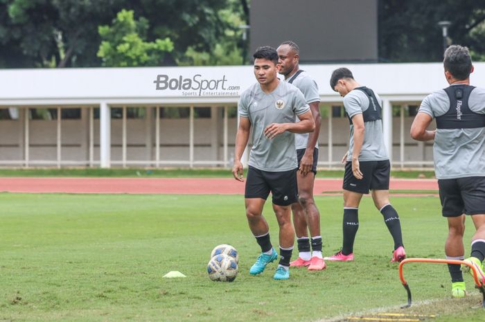 Asnawi Mangkualam (kiri) sedang menguasai bola dalam pemusatan latihan timnas Indonesia di Stadion Madya, Senayan, Jakarta, 10 November 2021.