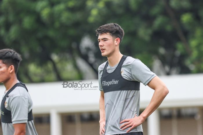 Elkan Baggott nampak ikut serta dalam pemusatan latihan timnas Indonesia di Stadion Madya, Senayan, Jakarta, 10 November 2021.