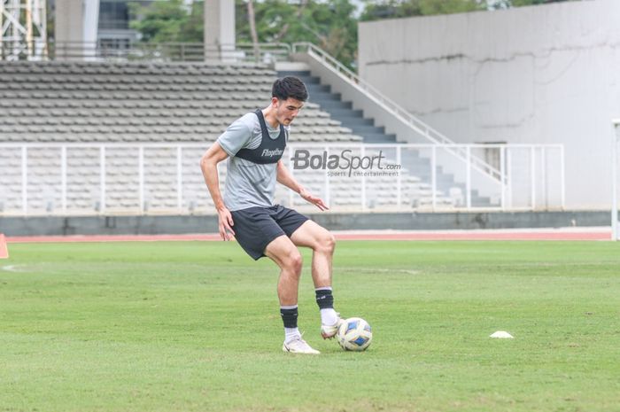 Elkan Baggott nampak sedang mengoper bola dalam pemusatan latihan timnas Indonesia di Stadion Madya, Senayan, Jakarta, 10 November 2021.