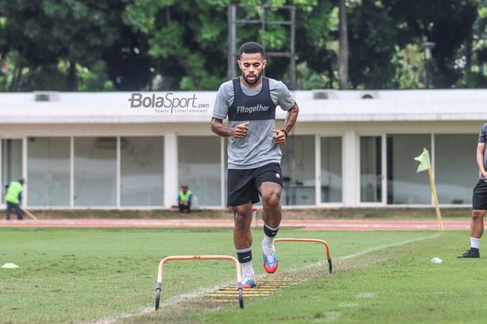 Yabes Roni sedang melakukan pemanasan dalam pemusatan latihan timnas Indonesia di Stadion Madya, Senayan, Jakarta, 10 November 2021.