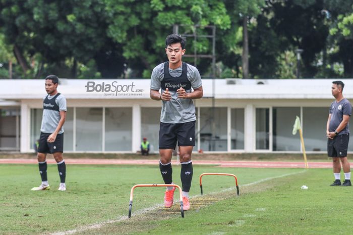 Pratama Arhan sedang melakukan pemanasan dalam pemusatan latihan timnas Indonesia di Stadion Madya, Senayan, Jakarta, 10 November 2021.