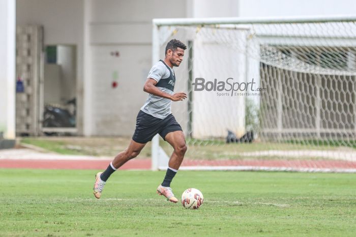 Ricky Kambuaya sedang menggiring bola dalam pemusatan latihan timnas Indonesia di Stadion Madya, Senayan, Jakarta, 10 November 2021.