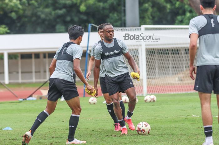 Victor Igbonefo sedang berlatih dengan sejumlah pemain timnas Indonesia di Stadion Madya, Senayan, Jakarta, 10 November 2021.