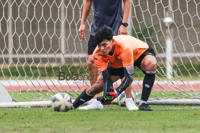 Muhammad Riyandi sedang menangkap bola dalam pemusatan latihan timnas Indonesia di Stadion Madya, Senayan, Jakarta, 10 November 2021.