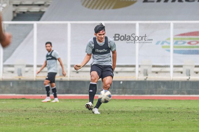 Kadek Agung nampak sedang menendang bola dalam pemusatan latihan timnas Indonesia di Stadion Madya, Senayan, Jakarta, 10 November 2021.