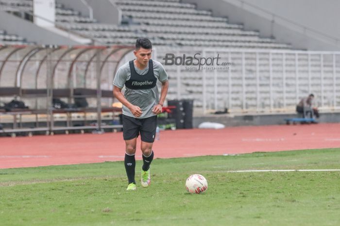 Dedik Setiawan nampak akan menendang bola dalam pemusatan latihan timnas Indonesia di Stadion Madya, Senayan, Jakarta, 10 November 2021.