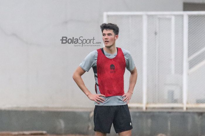 Elkan Baggott turut ikut serta dalam pemusatan latihan timnas Indonesia di Stadion Madya, Senayan, Jakarta, 10 November 2021.