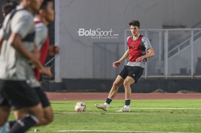 Elkan Baggott nampak sedang mengoper bola dalam pemusatan latihan timnas Indonesia di Stadion Madya, Senayan, Jakarta, 10 November 2021.