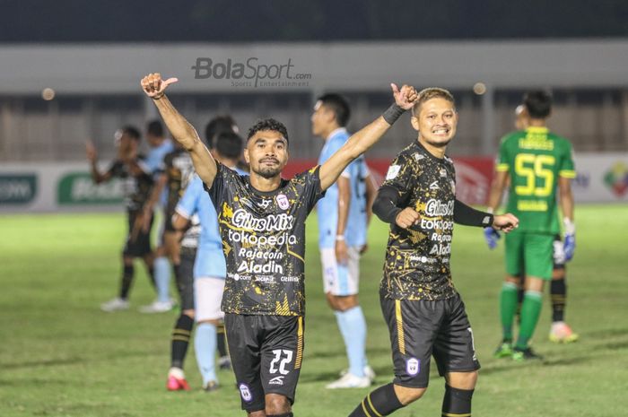 Syamsir Alam (kiri) nampak ikut merayakan gol dari Rifal Lastori untuk RANS Cilegon FC dalam laga pekan kedelapan Liga 2 2021 di Stadion Madya, Senayan, Jakarta, 16 November 2021.