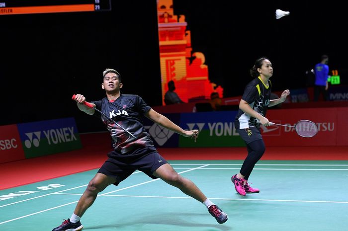 Aksi pasangan ganda campuran Indonesia, Alfian Eko Prasetya/Masita Mahmudin, pada babak pertama Indonesia Masters 2021 di Hotel Westin Resort Nusa Dua Bali, Indonesia. 16 November 2021.