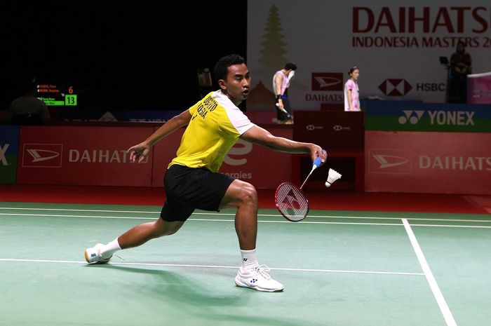 Pebulu tangkis tunggal putra Indonesia, Tommy Sugiarto, saat menghadapi Kento Momota (Jepang) pada babak pertama Indonesia Masters 2021 di Bali International Convention Centre, Bali, 16 November 2021.  Credit Photo : HUMAS PP PBSI  Location: Hotel Westin Resort Nusa Dua Bali, Indonesia.   Order of Play Tuesday, 16 November 2021 Result : https://www.tournamentsoftware.com/sport/tournament/matches?id=5E798196-5CFB-402B-9561-DAA294EDB4C1&amp;d=20211116 or https://bwfbadminton.com/ 