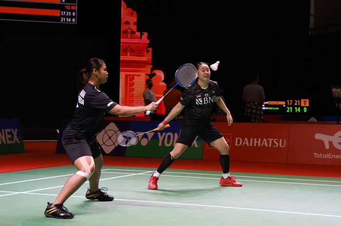 Pasangan ganda putri Indonesia, Melani Mamahit/Tryola Nadia, saat bertanding pada Indonesia Masters 2021 di Hotel Westin Resort Nusa Dua Bali, Indonesia, Selasa (16/11/2021). 