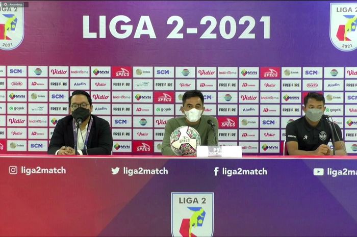 Pelatih PSIM Yogjakarta Seto Nurdiantoro (tengah) saat sesi jumpa pers usai taklukkan Persis Solo, Senin (15/11/2021)