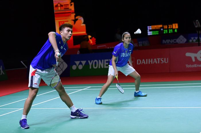 Pasangan ganda campuran Indonesia, Zachariah Josiahno Sumanti/Hediana Julimarbela, saat bertanding melawan wakil Selandia Baru, Oliver Leydon-Davis/Anona Pak, pada babak kesatu Indonesia Masters 2021 yang berlangsung di Bali Internasional Convention Centre &amp; Westin Resort, Nusa Dua, Bali, Selasa (16