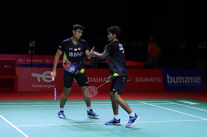 Pasangan ganda putra Indonesia, Muhammad Shohibul Fikri/Bagas Maulana, melakukan tos usai memenangi poin dalam pertandingan melawan rekan senegara mereka, Fajar Alfian/Muhammad Rian Ardianto pada babak kesatu Indonesia Masters 2021 di Bali Internasional Convention Centre &amp; Westin Resort, Nusa Dua, Bali, Selasa (16/11/2021).