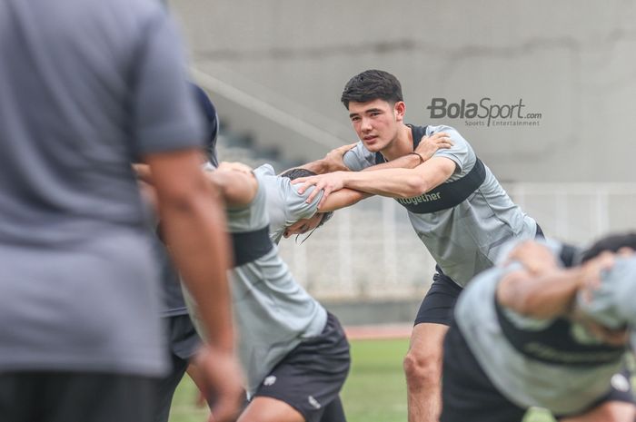 Elkan Baggott (kanan) sedang melakukan pemanasan dalam pemusatan latihan timnas Indonesia di Stadion Madya, Senayan, Jakarta, 10 November 2021.