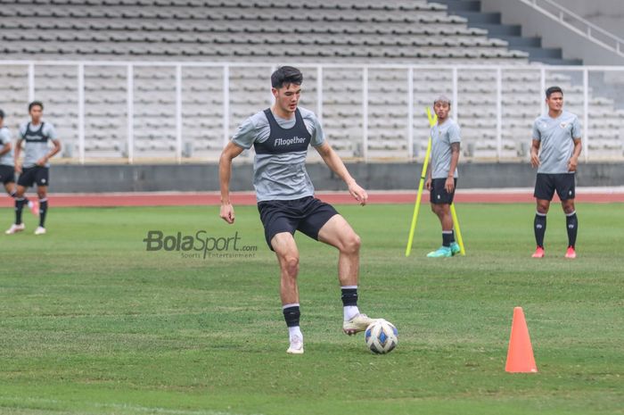 Elkan Baggott nampak sedang menendang bola dalam pemusatan latihan timnas Indonesia di Stadion Madya, Senayan, Jakarta, 10 November 2021.