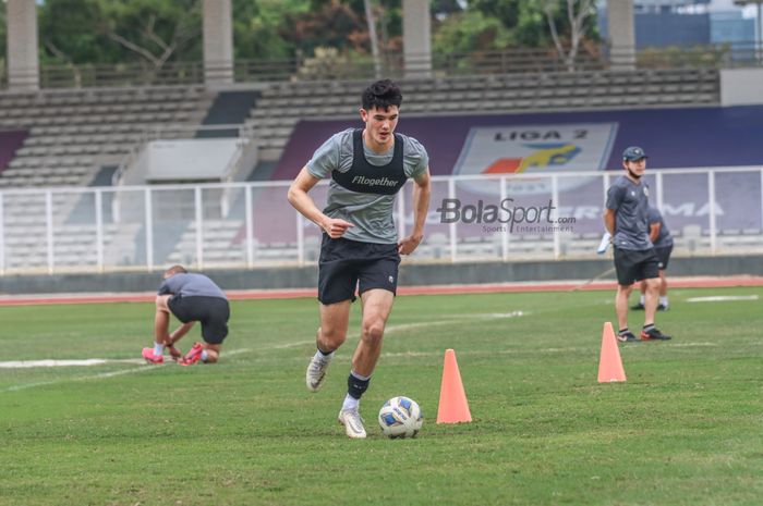 Elkan Baggott sedang menguasai bola dalam pemusatan latihan timnas Indonesia di Stadion Madya, Senayan, Jakarta, 10 November 2021.