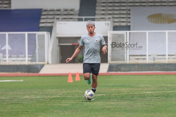 Kushedya Hari Yudo sedang menguasai bola dalam pemusatan latihan timnas Indonesia di Stadion Madya, Senayan, Jakarta, 10 November 2021.