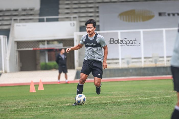 Ahmad Agung Setia Budi sedang menggiring bola dalam pemusatan latihan timnas Indonesia di Stadion Madya, Senayan, Jakarta, 10 November 2021.