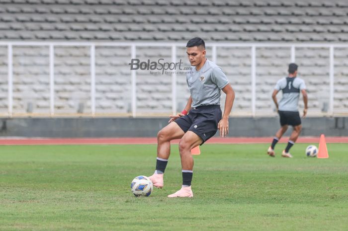 Rachmat Irianto sedang menendang bola dalam pemusatan latihan timnas Indonesia di Stadion Madya, Senayan, Jakarta, 10 November 2021.