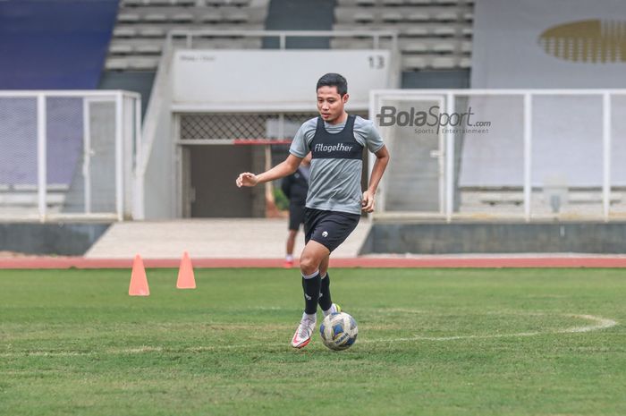 Evan Dimas nampak sedang menggiring bola dalam pemusatan latihan timnas Indonesia di Stadion Madya, Senayan, Jakarta, 10 November 2021.