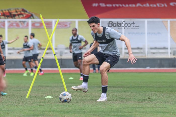 Elkan Baggott sedang menguasai bola dalam pemusatan latihan timnas Indonesia di Stadion Madya, Senayan, Jakarta, 10 November 2021.