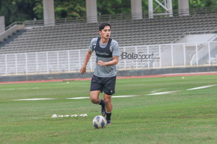 Hanis Saghara sedang menguasai bola dalam pemusatan latihan timnas Indonesia di Stadion Madya, Senayan, Jakarta, 10 November 2021.