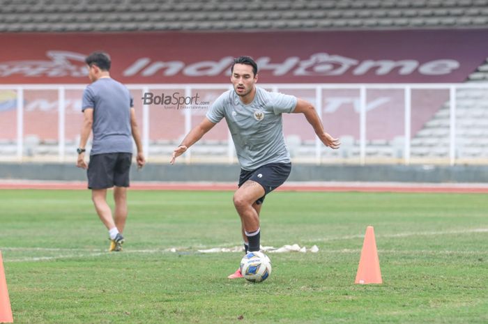 Ezra Walian sedang menguasai bola dalam pemusatan latihan timnas Indonesia di Stadion Madya, Senayan, Jakarta, 10 November 2021.