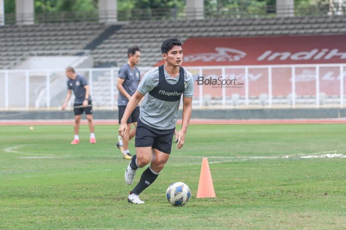 Kadek Agung sedang menguasai bola dalam pemusatan latihan timnas Indonesia di Stadion Madya, Senayan, Jakarta, 10 November 2021.